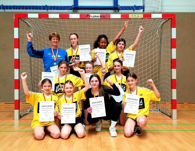 GYM Oberschützen-Handballerinnen jubeln über den Titel: vorne: Fako Sarah, Heiling Hanna, Candiago-Kotynek Enya, Hofer Sophia; Mitte: Wehofer Mia, Kiss Josefine, Szelinger Lisa; hinten: Betreuerin Andrea Wagner, Küffer Karoline, Okoye Calida, Popp Morena | Foto: GYM Oberschützen