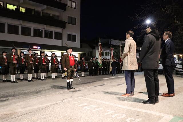 Hauptmann Manfred Mohn trat vor und bat den Bürgermeister sowie seine zwei Stellvertreter, die Front abzuschreiten. | Foto: Christoph Klausner