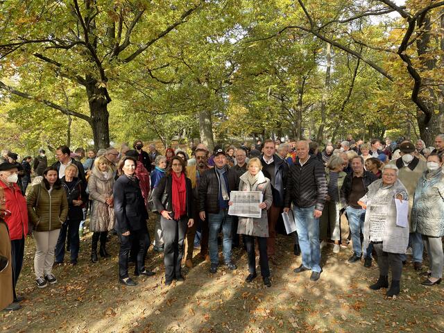 Im Herbst 2021 versammelten sich 300 verärgerte Bürger im Napolenwald. | Foto: Berger
