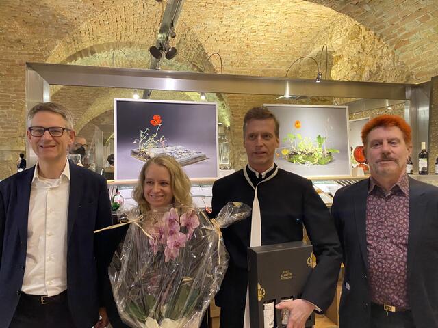 Weingutsleiter Wolfgang Hamm, Künstlerin Sophie Tiller, Chorherr Nicolaus Buhlmann, Kurator Wolfgang Huber bei der Eröffnung der Vernissage in der Vinothek im Stift.