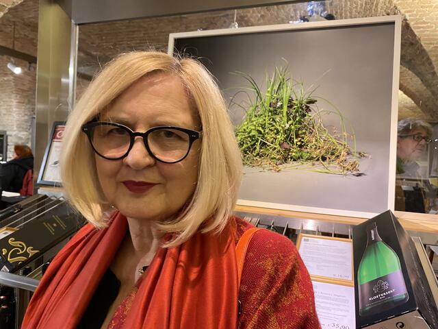 Cornelia Caufmann: "Jedes für sich ist ein Biotop". Fotokunst Sophie Tiller in der Vinothek im Stift.