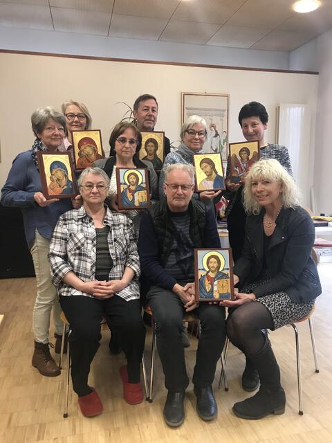 Kursleiterin Silva Deskoska, Pfarrer Ernst Windbichler und Regionalreferentin Ingrid Sommer (alle vorne) mit Margit Koelewijn, Magdolna Steinwender, Ingrid Kopp Adalbert Holzfeind, Beatrix Greil, Annelies Pscharzer. | Foto: Foto: Bodner
