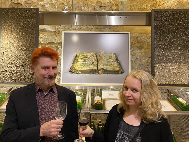 Kurator Wolfgang Huber und Künstlerin Sophie Tiller in der Fotokunstausstellung in der Vinothek im Stift.
