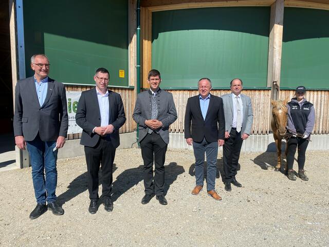 v. l. n. r.: Direktor Johannes Leitner, Landesschulinspektor Alfred Altersberger, Landesrat Martin Gruber, Gerhard Hoffer (Leiter der Abteilung 10/Land Kärnten), Anton Freithofnig (Abteilungsvorstand der Pferdewirtschaft an der LFS Stiegerhof) und eine Schülerin mit Pferd. | Foto: Büro LR Gruber/Posch