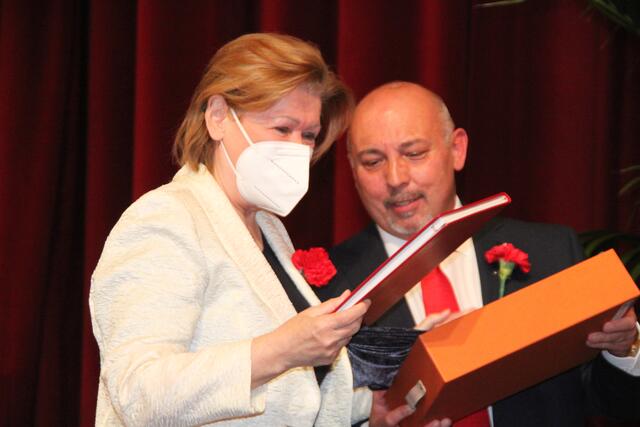 Neo-Bezirksvorsteher Peter Jagsch ließ die Wirkungsjahre von Vorgängerin Ilse Pfeffer (beide SPÖ) in Buchform zusammenfassen. | Foto: Michael J. Payer