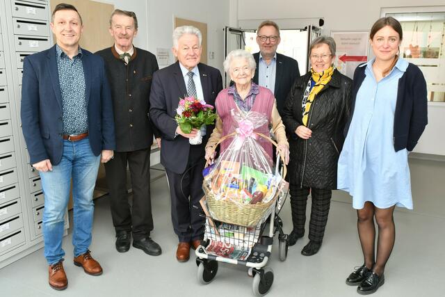 Landeshauptmann außer Dienst Josef Pühringer (3.v.l.), Bürgermeister Klaus Falkinger (5.v.l) sowie eine Delegation des ortsansässigen OÖ Seniorenbundes beim Gratulieren zum 100. Geburtstag von Franziska Bogendorfer. | Foto: OÖ Seniorenbund
