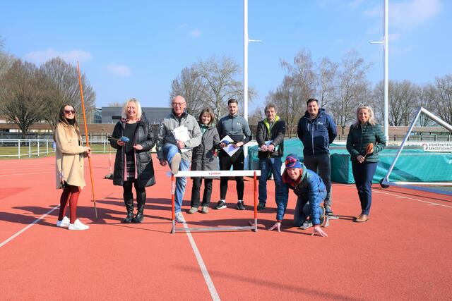 Marijana Muskovic (Mittelschule Amstetten), Denise Malleier (Mittelschule Mauer), Fritz Etlinger (Leitung Organisation), Helga Vogl (Mittelschule Amstetten), Denis Sirbu (Mittelschule Hausmening), Reinhard Rafetseder (Stadt Amstetten), Klaus Vogl (Gymnasium Amstetten), Peter Pfaffeneder (Sportstadtrat), Kerstin Kronsteiner (Stadt Amstetten) | Foto: Stadtgemeinde Amstetten