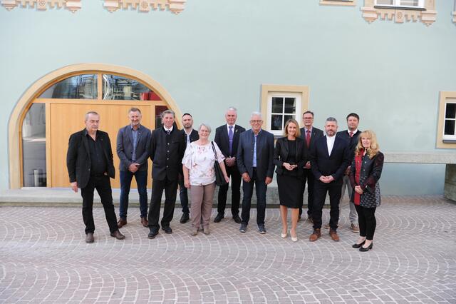Bezirkshauptfrau Katharina Rumpf und Stellvertreter Konrad Geisler (im Bild ganz links) mit den VizebürgermeisterInnen der Gemeinden des Planungsverbandes Reutte und Umgebung. | Foto: Land Tirol/Kirchmair