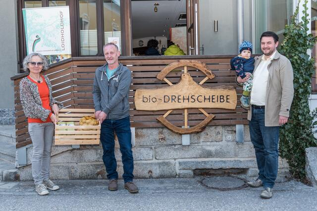 Cornelia Weber (Bio-Drehscheibe-Schriftführerin), Hermann Hötzendorfer (Obmann Lebensraum Donau-Ameisberg) und Bio-Drehscheibe-Obmann Johannes Großruck mit seinem Sohn Frederick. | Foto: Alfred Hofer