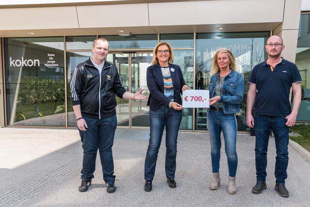 Ulrike Obermayr, kaufmännische Direktorin vom Reha-Zentrum Kokon (2. v.l.), freut sich über Geldspende seitens der FPÖ Altenfelden, überreicht von Obmann Markus Kraml, Klara Reumüller und Stefan Zöchbauer.  | Foto: Alfred Hofer