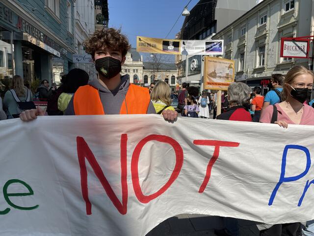 Fhristopher Fränzl an der Spitze des Demozuges