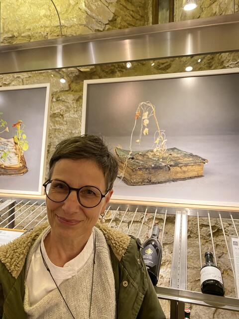 Kunsthistorikerin Andrea Domanig genießt die Ausstellung von Sophie Tiller in der Vinothek im Stift.