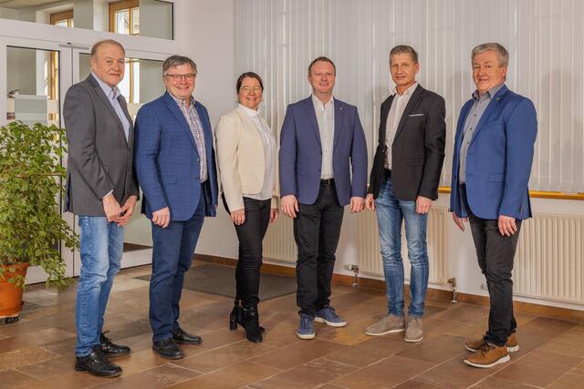 Projektkoordinator Josef Altmann, Steegen Bürgermeister Herbert Lehner, Vizebürgermeisterin Daniela Wolfschluckner, Peuerbach Bürgermeister Roland Schauer, Vizebürgermeister Martin Baldinger und Fritz Peham (v. l.). | Foto: Richard Mayr