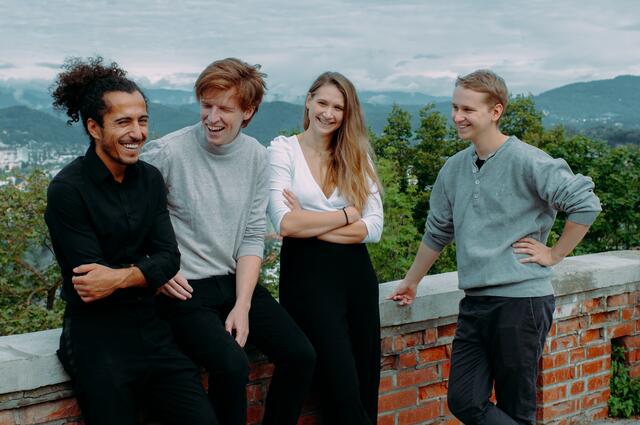 Gemeinsam geht mehr in der Poetry Slam-Szene, das wissen auch Omar Khir Alanam, Christoph Steiner, Agnes Maier und Yannick Steinkeller (v.l.) vom Slam Kollektiv Graz. | Foto: Lisa Rothhardt