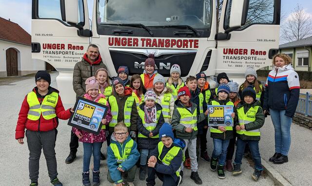 Volksschul-Direktorin Michaela Wolf und Transportunternehmer Rene Unger mit den Kindern der Volksschule Hannersdorf. | Foto: WKB