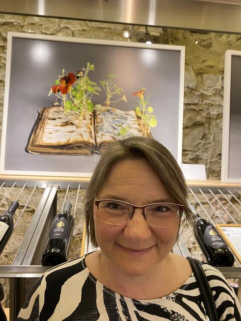 Michaela Kuchar genießt die Vernissage der Künstlerin Sophie Tiller in der Vinothek im Stift.