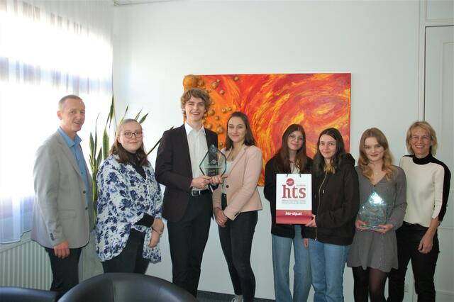 Freude über die sprachlichen Spitzenplatzierungen bei Direktor Michael Hörhan, Natalie Hauser, Stefan Kastenberger, Anna Brabec, Johanna Riha, Chiara Punzengruber, Denise Schnabel und Koordinatorin Alexandra Huber | Foto: Haiderer