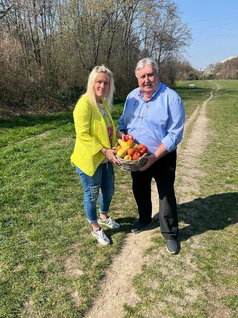 Ex-Bezirkschef Paul Stadler (r.) mit Vize-Bezirkschefin Katharina Krammer. Sie setzen sich für einen Obstpark beim Naturlehrpfad beim Schloss Neugebäude ein. | Foto: Facebook / Paul Stadler
