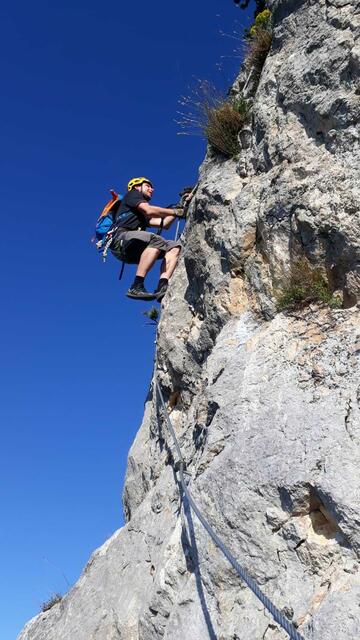 Für Klettersteige bedarf es – je nach Schwierigkeit – Kraft, aber bei weitem nicht so viel Technik wie beim Sport- oder Mehrseillängenklettern. | Foto: Gerhard Weninger