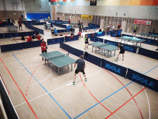 Wettkampfatmosphäre in der Turnhalle des Schulcampus Kampl