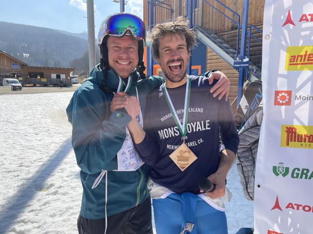 Bernd Krainbucher (r.) gratulierte Kicker-Legende Johnny Ertl.