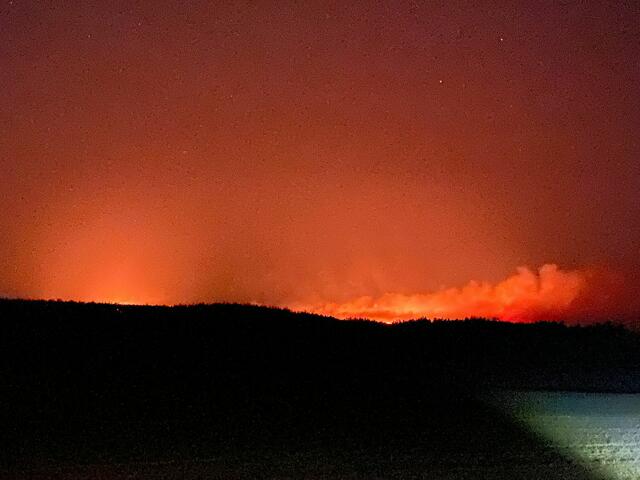 Das Feuer ist aufgrund der hereingebrochenen Nacht mittlerweile bereits weithin sichtbar! | Foto: privat