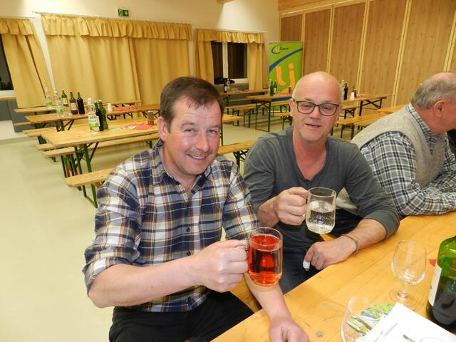 Schibich Hubert, Höfler Walter, ( Trinke gern selbst gebranntes und den Most vom eigenen Hof )