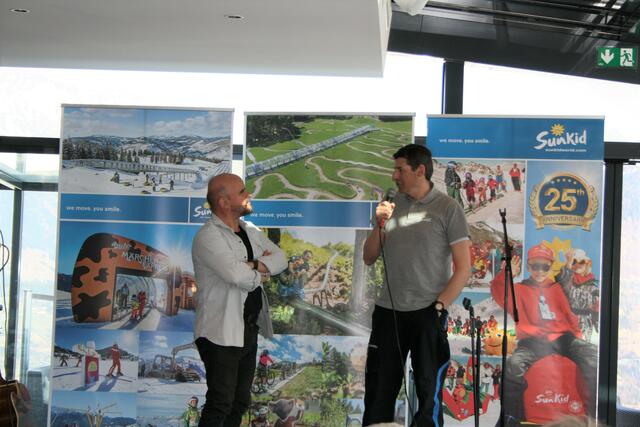 SunKid-Geschäftsführer Emanuel Wohlfarter im Gespräch mit Toni Kittel.  | Foto: Elisabeth Zangerl 