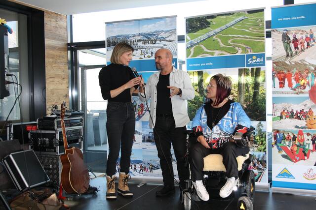 Marlies Schild machte für die Kinder einen Skikurs, mit im Bild: Toni Kittel und Marianne Hengl (Obfrau RollOn Austria).  | Foto: Elisabeth Zangerl 