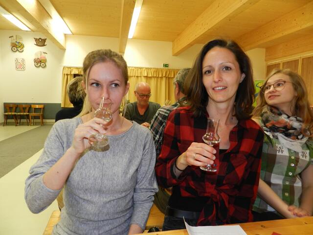 Melanie Wolf, Christina Langer- Keric( beim Verkosten der Schnapsproben)