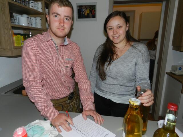 Dominik Schibich, Patrizia Hausmann( Bei der Ausgabe der Mostproben )