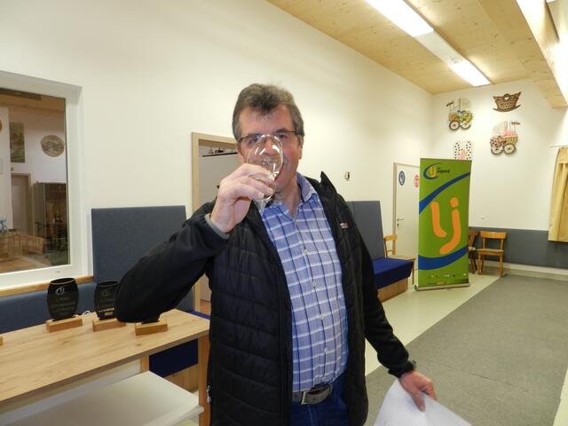 Ing Karl Hofecker ( bewertet nicht nur sondern verkostete den Most )