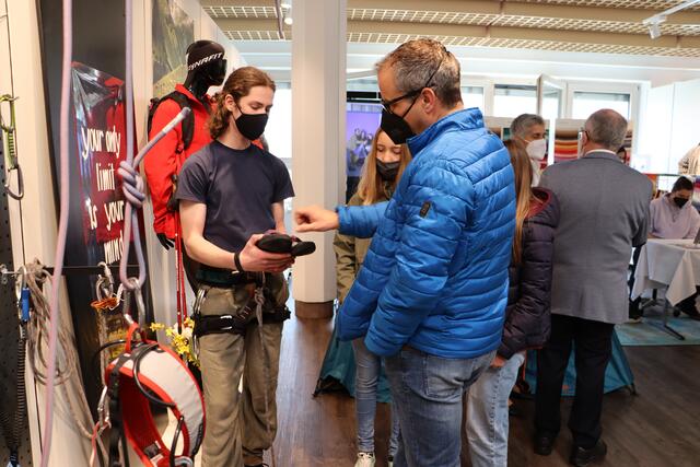 Wie man eine professionelle Verkaufsberatung durchführt wurde beim Blick hinter die Kulissen der TFBS eindrücklich demonstriert. | Foto: Siegele