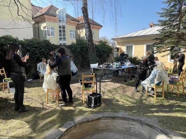 Im Hof vor dem Eggerheim wurden den Gästen kostenlos die Haare geschitten. | Foto: MeinBezirk.at