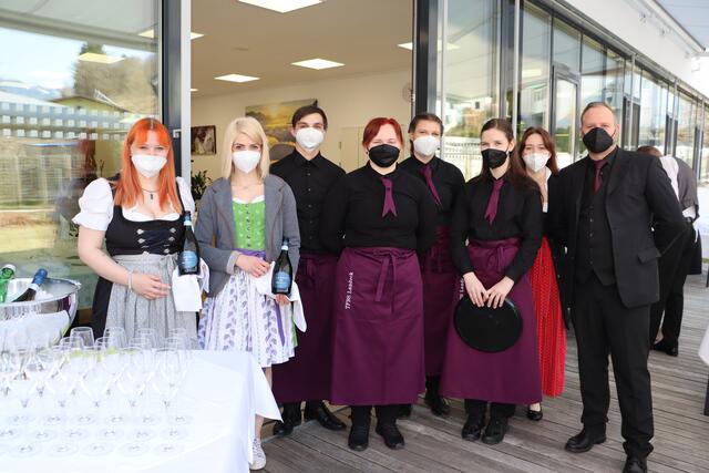 Herzlicher Sektempfang von den SchülerInnen der Klasse 3AGF. | Foto: Siegele