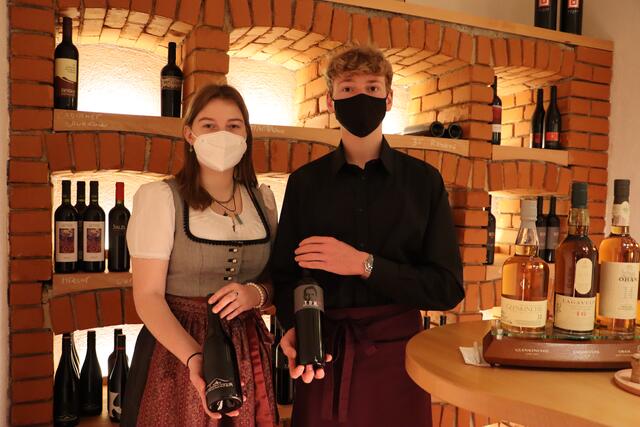 Edle Tropfen wurden im Weinkeller der Schule von Leandra Rombach und Christoph Murke (v.li.) kredenzt. | Foto: Siegele