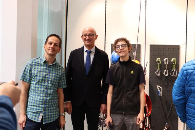 Pädagoge Hannes Petter mit Landesrat Toni Mattle und Schüler Sebastian (v.li.). | Foto: Siegele