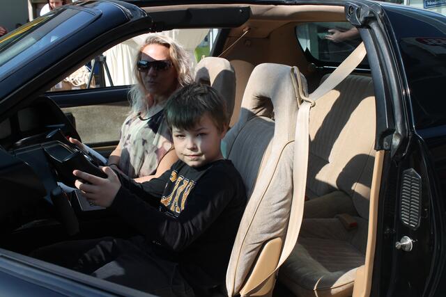 Nicole &amp; Kilian probierten die vielen Funktionen im Kult-Auto aus | Foto: Jennifer Flechl