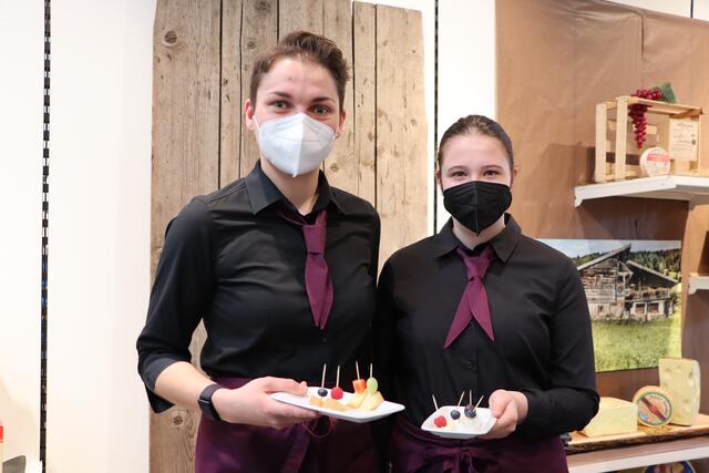 Anna-Lena Doppler und Annika Hofherr (v.li.) überzeugten als Käsekennerinnen im Handel mit ihrem Wissen. | Foto: Siegele
