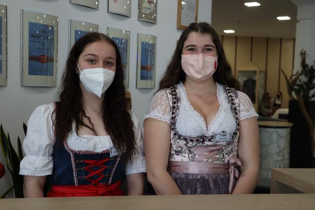 Magdalena Wieser und Hannah Wenko (v.li.) empfingen die Gäste. | Foto: Siegele