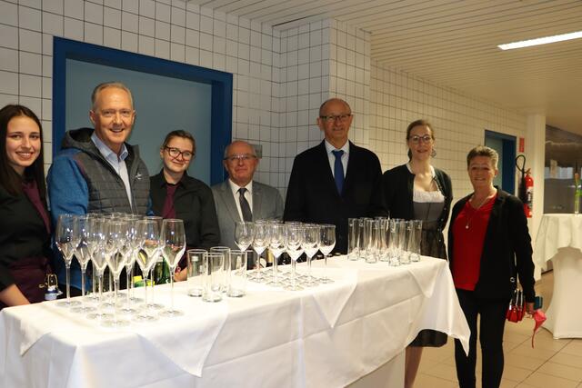 Machten sich selbst vor Ort ein Bild von der umfassenden Ausbildung: Johanna Ruetz, Nicole Heymich, LR Toni Mattle, Hans Kreuzer (v.re.) und Martin Sieberer (2.v.li.). | Foto: Siegele