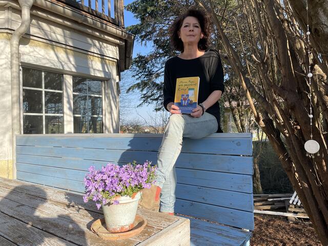 Gabriele Liesenfeld aus Kirchstetten spricht mit den Bezirksblättern über ihr neues Buch, das den Krieg auf kindliche Weise erklärt. | Foto: Puchinger