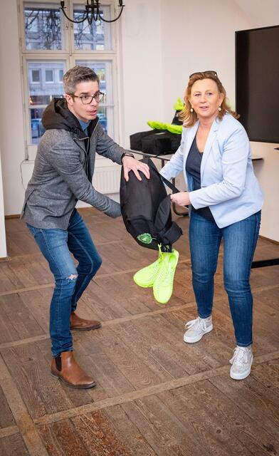 Sportliche Übergabe der neuen Ausstattung durch Stadträtin Maria-Theresia Eder und Sponsor Wolfgang Schuster | Foto: Christian Patzka