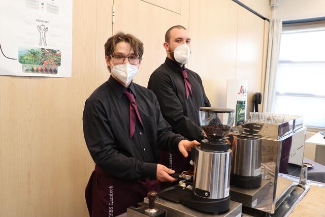 Röstfrischen Kaffeegenuss gab es von Tobias Liebhauser und Stefan Curguz (v.li.). | Foto: Siegele