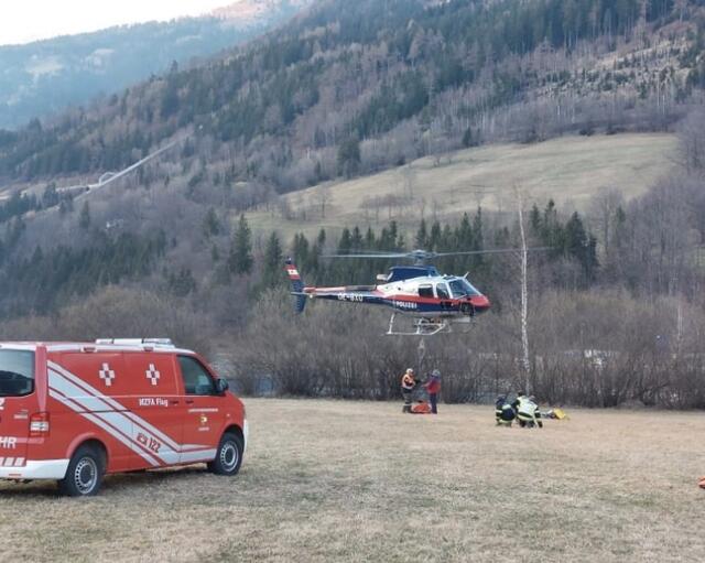 Auch der Polizeihubschrauber befindet sich im Löscheinsatz | Foto: BFKdo Spittal
