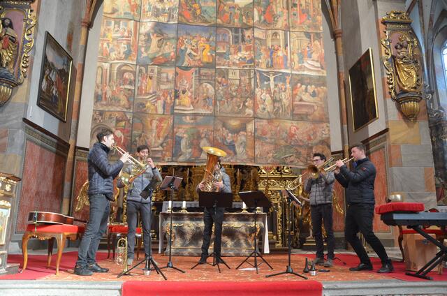 Vor dem Fastentuch in der Stiftskirche Millstatt: Nico Samitz, Hannes Burgstaller, Martin Kohlweis, David Zunder und Peter Kosz
