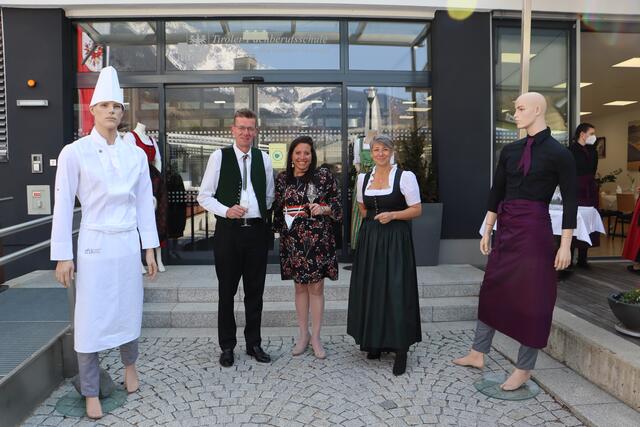 Bernhard Kallus und Sabrina Carpentari vom Hotel Eben statteten Direktorin Martina Bombardelli einen Besuch ab (v.li.). | Foto: Siegele