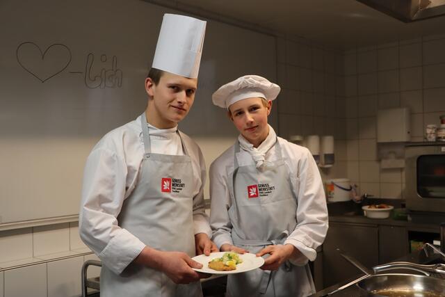 Bereiteten für alle perfekte Schnitzel in der Demoküche  zu: Simon Wieser und Sebastian Heis (v.li.). | Foto: Siegele