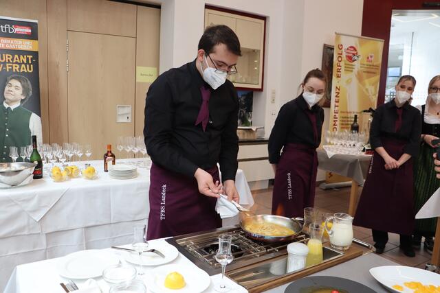 Batuhan Özkür führte vor, wie man am Tisch einen perfekten Crêpe Suzette zubereitet. | Foto: Siegele