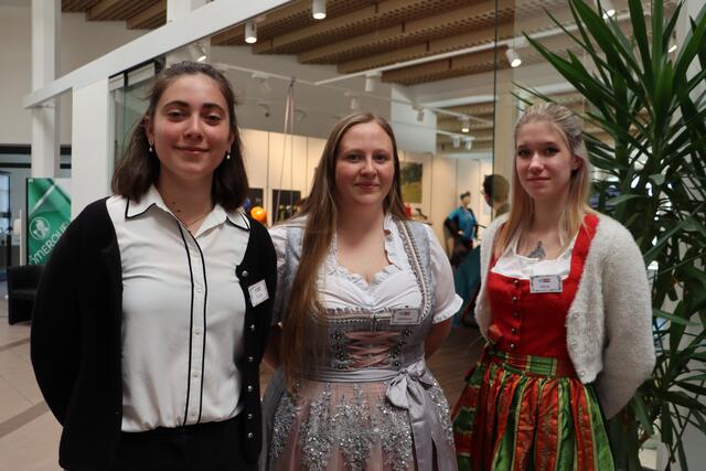 Führten gekonnt durch die Stationen am Tag der offenen Tür: Giulia, Vanessa und Alina (v.li.). | Foto: Siegele